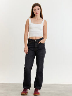 a- Straight Cropped Negro gastado con bigotes