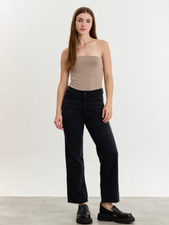 a- Straight Cropped Negro con bigotes